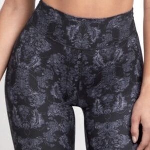 Stori Perseverence Tight in damask onyx violet